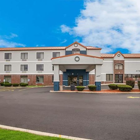 Suburban Studios Milwaukee Airport Exterior foto